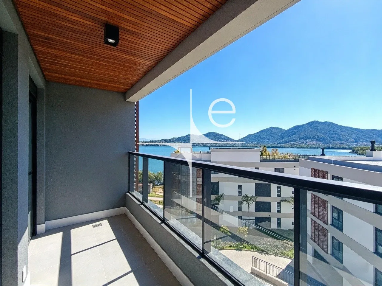 Glass-enclosed balcony in a 3-bedroom apartment, 150 m² — photo 5
