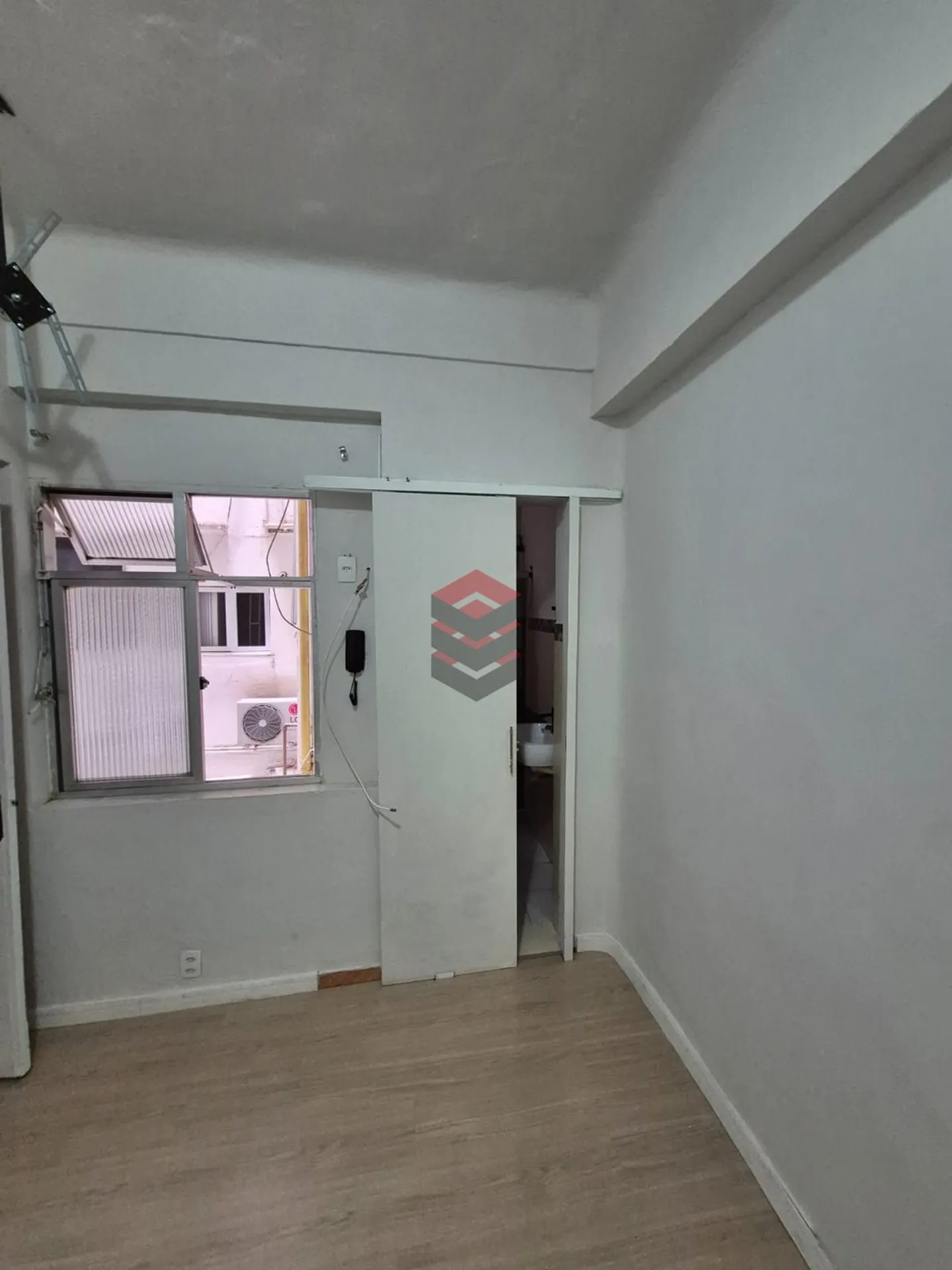 Wood or laminate floors in a one-bedroom apartment, 37 m² — photo 8