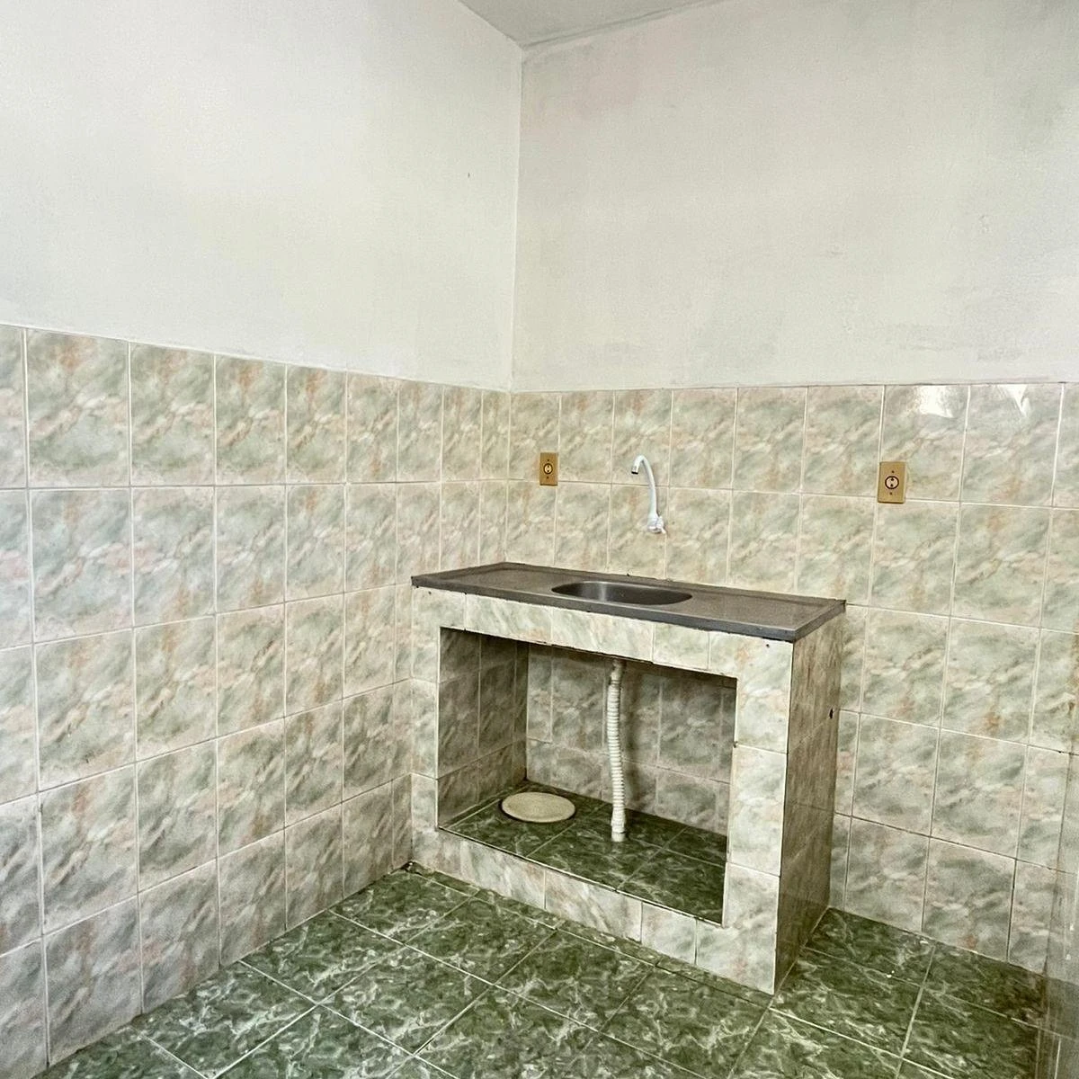 Unfurnished studio with no parking, gas heater and electric shower — photo 4