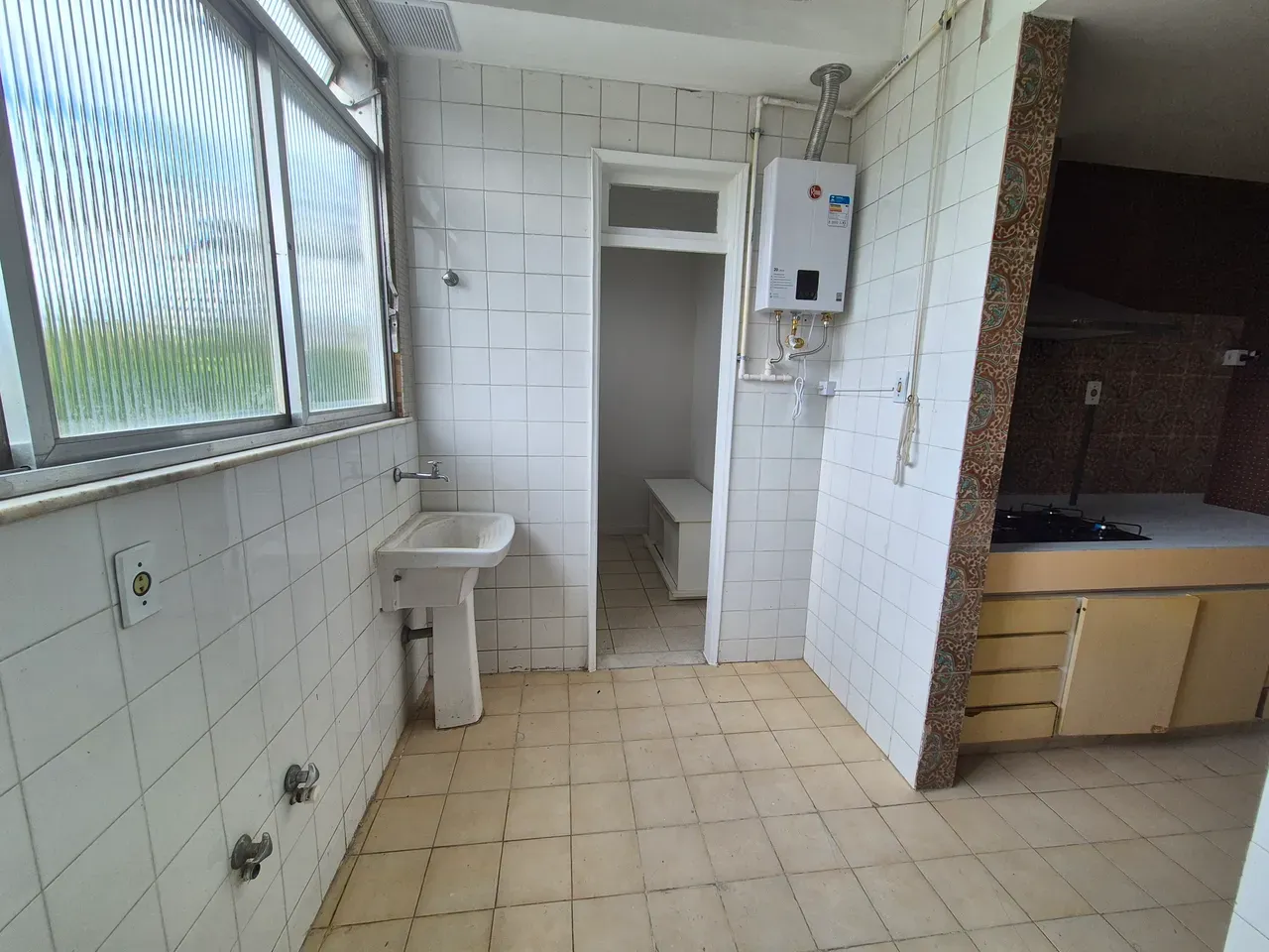 Unfurnished 4-bedroom apartment with a private garden — photo 27