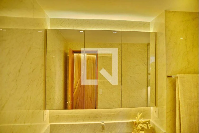 One-bedroom apartment in a building with a gym — photo 9