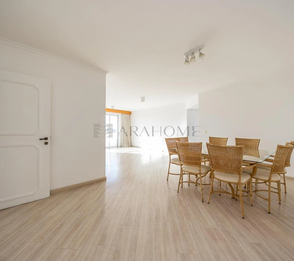 4-bedroom apartment with a bathtub in Curitiba — photo 11