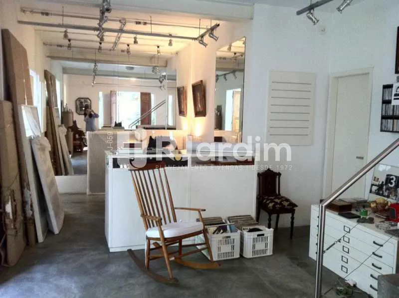 Residential house with a closed kitchen and gas stove — photo 22