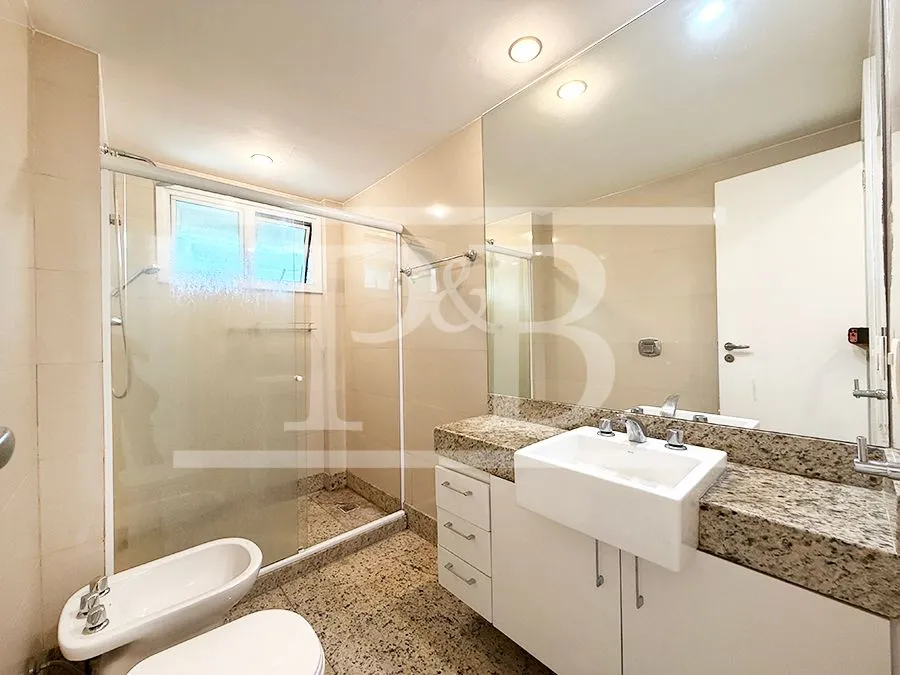 4-bedroom 300 m² apartment with a balcony — photo 11