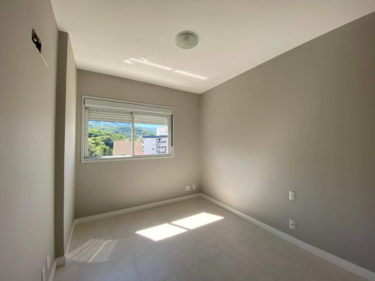 Balcony with a grill in a one-bedroom apartment, 68 m² — photo 16