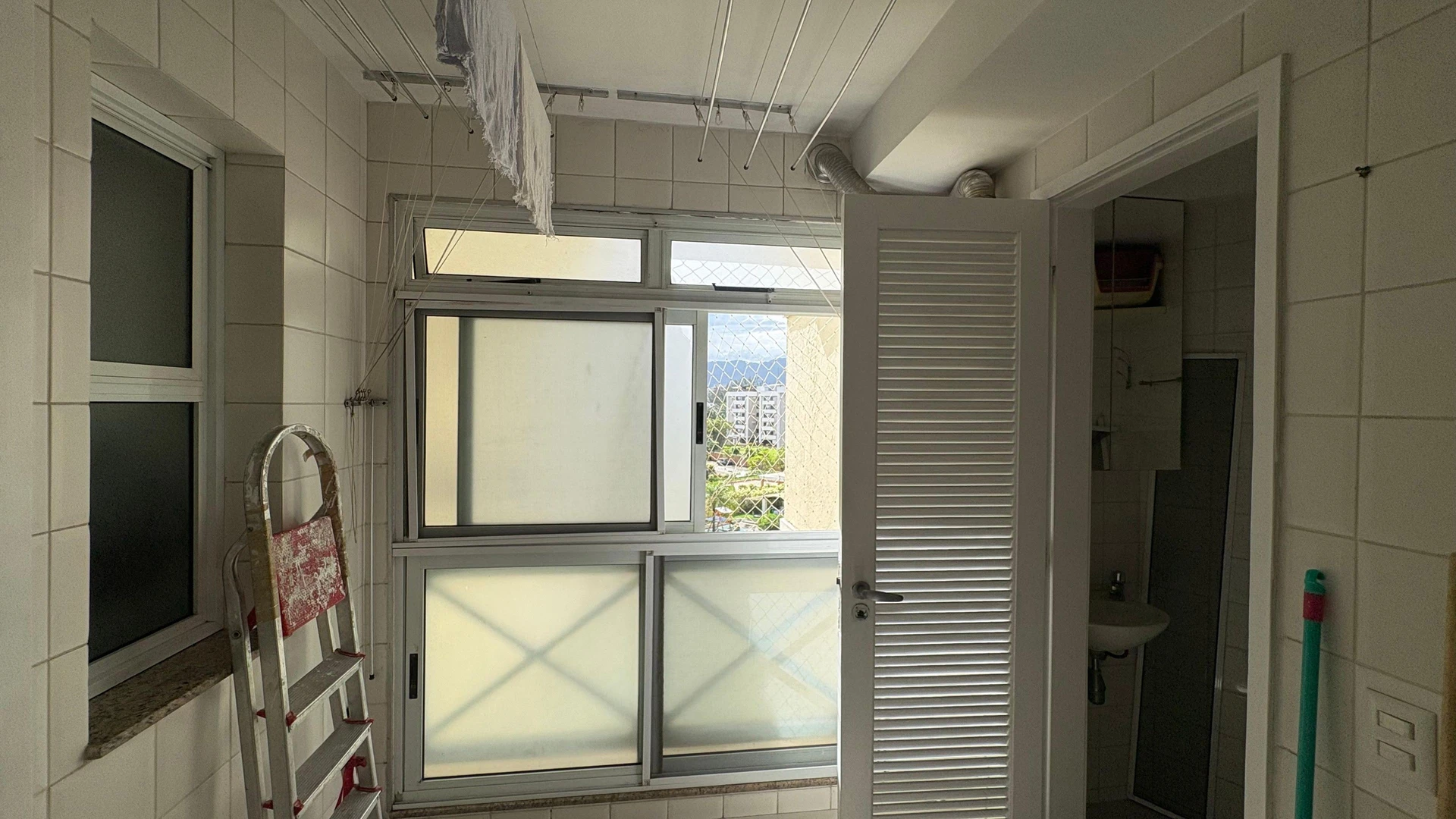 3-bedroom apartment with a glass-enclosed balcony — photo 38
