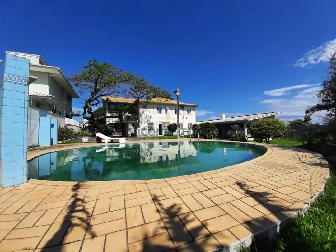 Rental house with 6 bedrooms and 420 m²