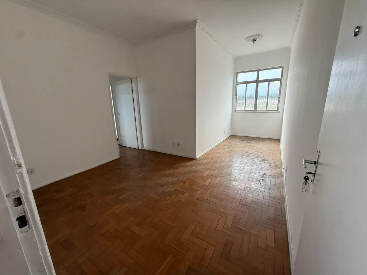 Apartamento de 2 quartos com piso de madeira ou laminado — photo 2