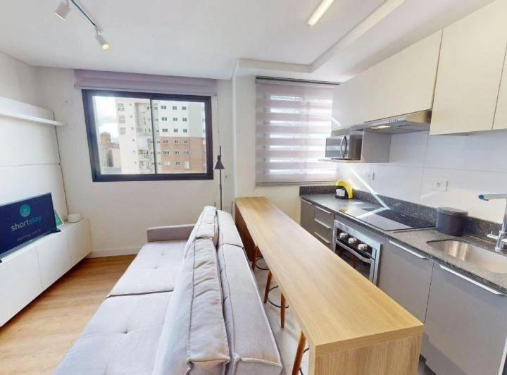 Apartamento mobiliado de 1 dormitório com área de trabalho — photo 2