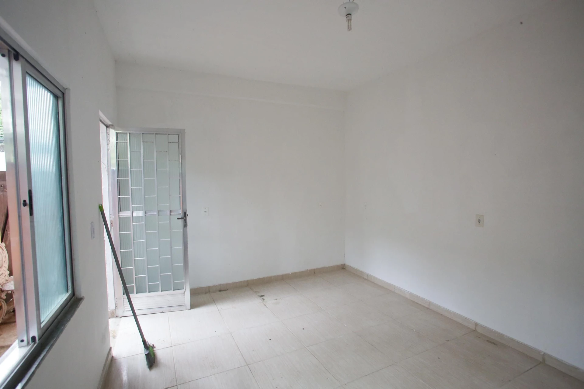 Unfurnished studio with 1 bedroom and 1 parking spot — photo 3