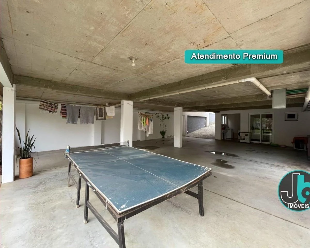 389 m² house with 4 bedrooms and an open-plan kitchen — photo 35