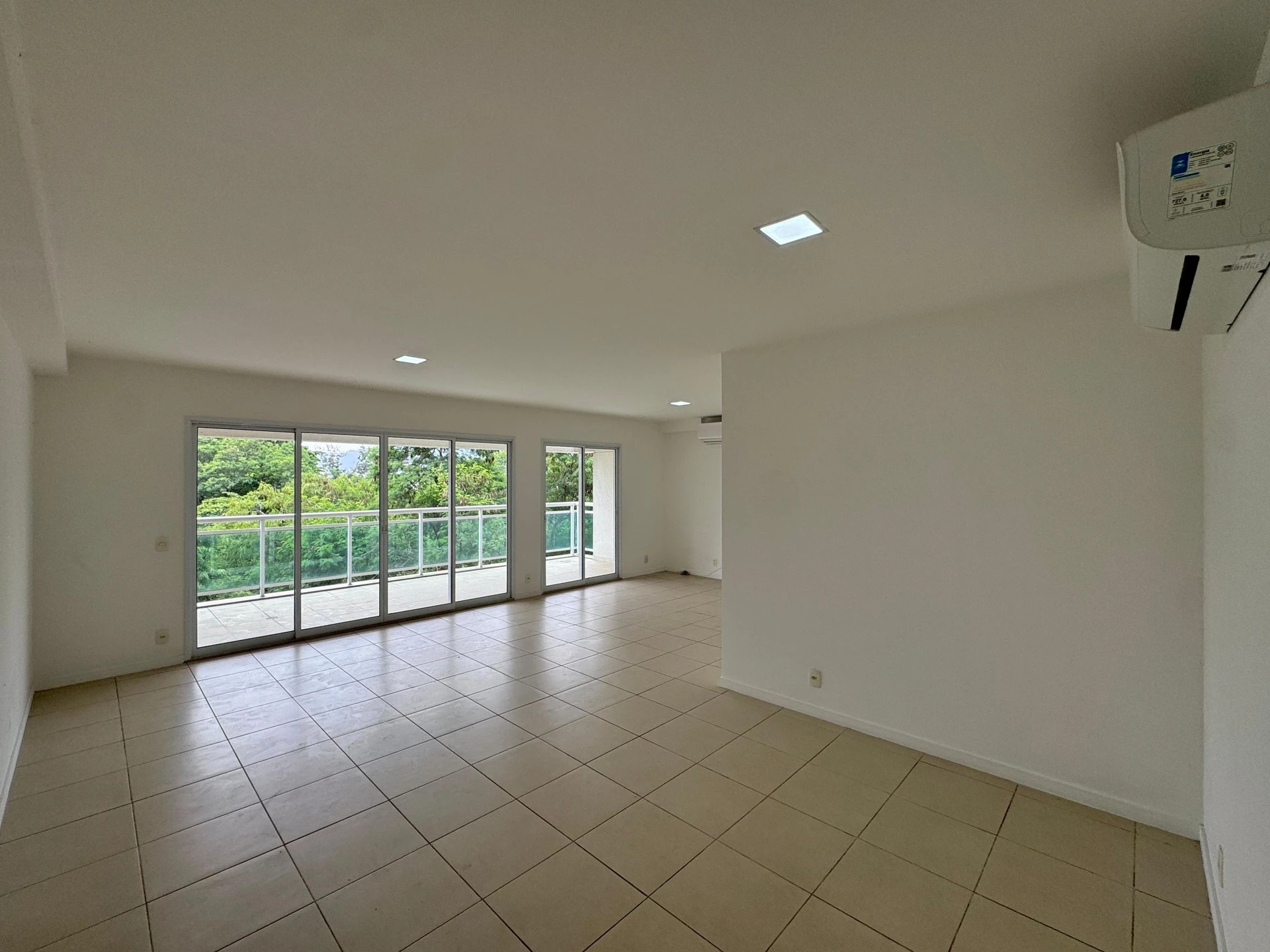 Furnished apartment, 158 m², with a water view