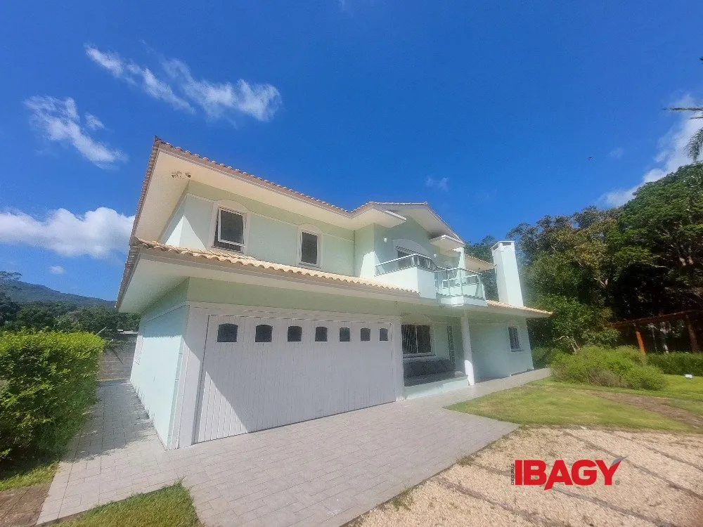Casa mobiliada com 5 dormitórios e 5200 m²