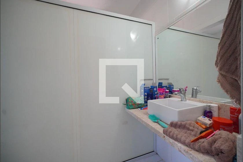 Walk-in closet in a 3-bedroom house, 225 m² — photo 27