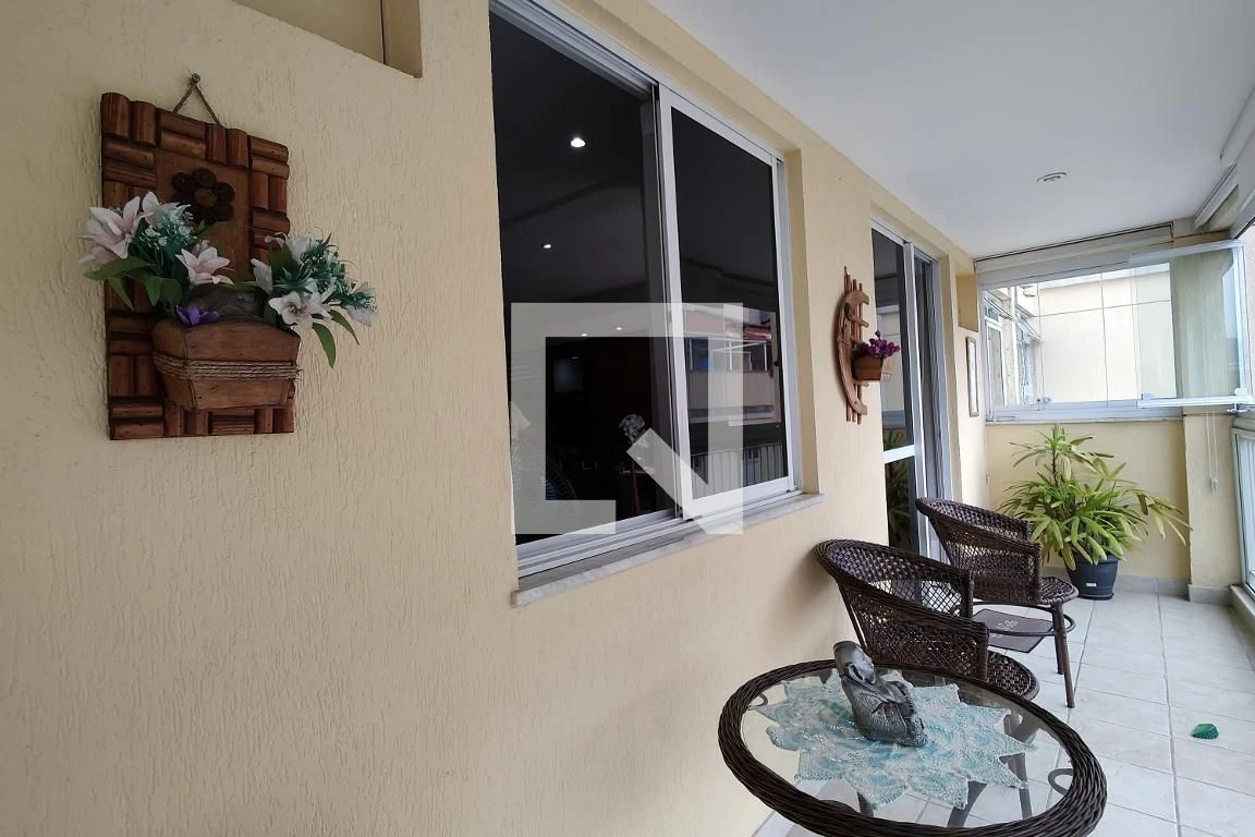 Glass-enclosed balcony in a 3-bedroom apartment, 155 m² — photo 21