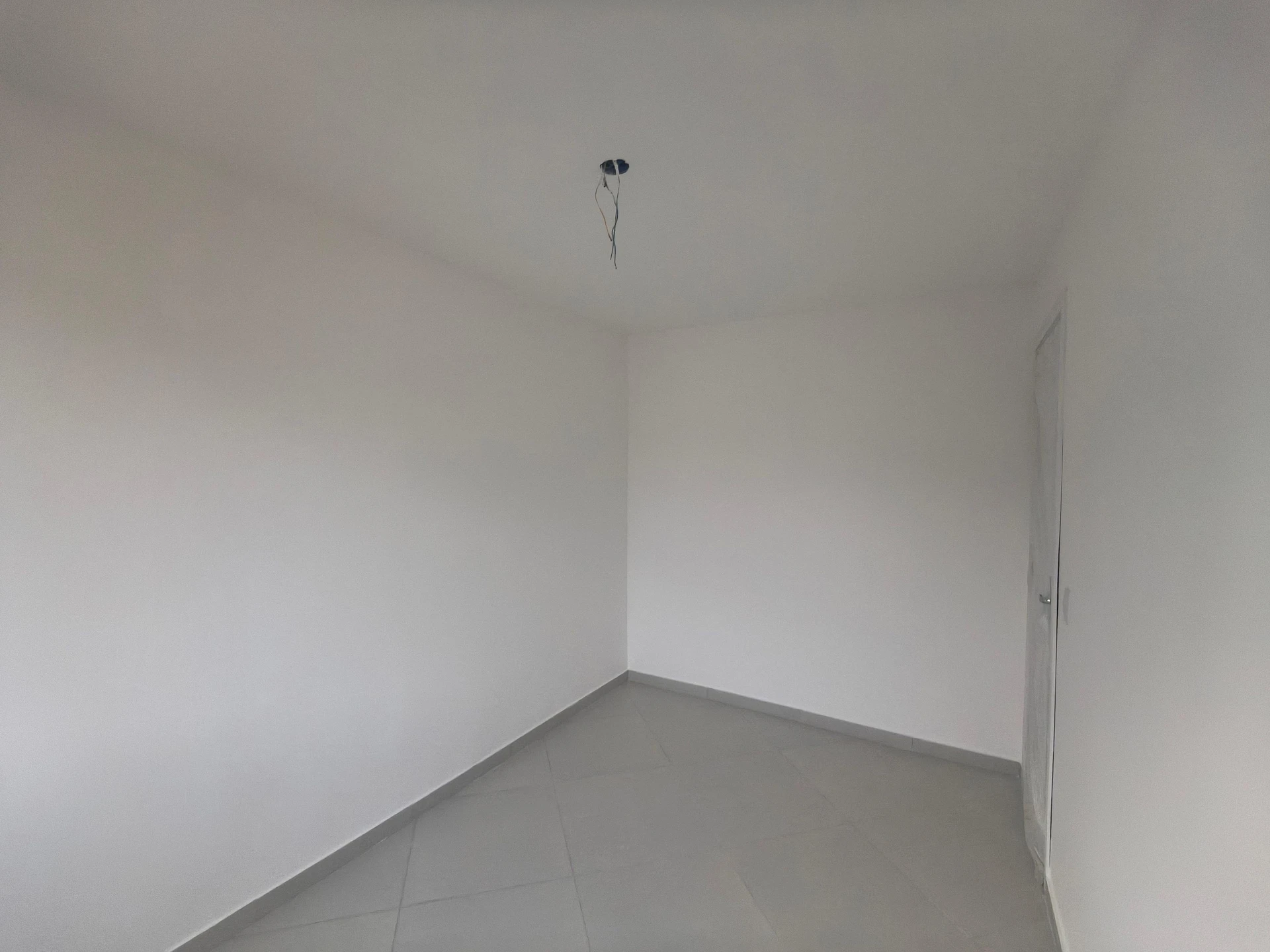 2-bedroom apartment with balcony and glass-enclosed shower — photo 27