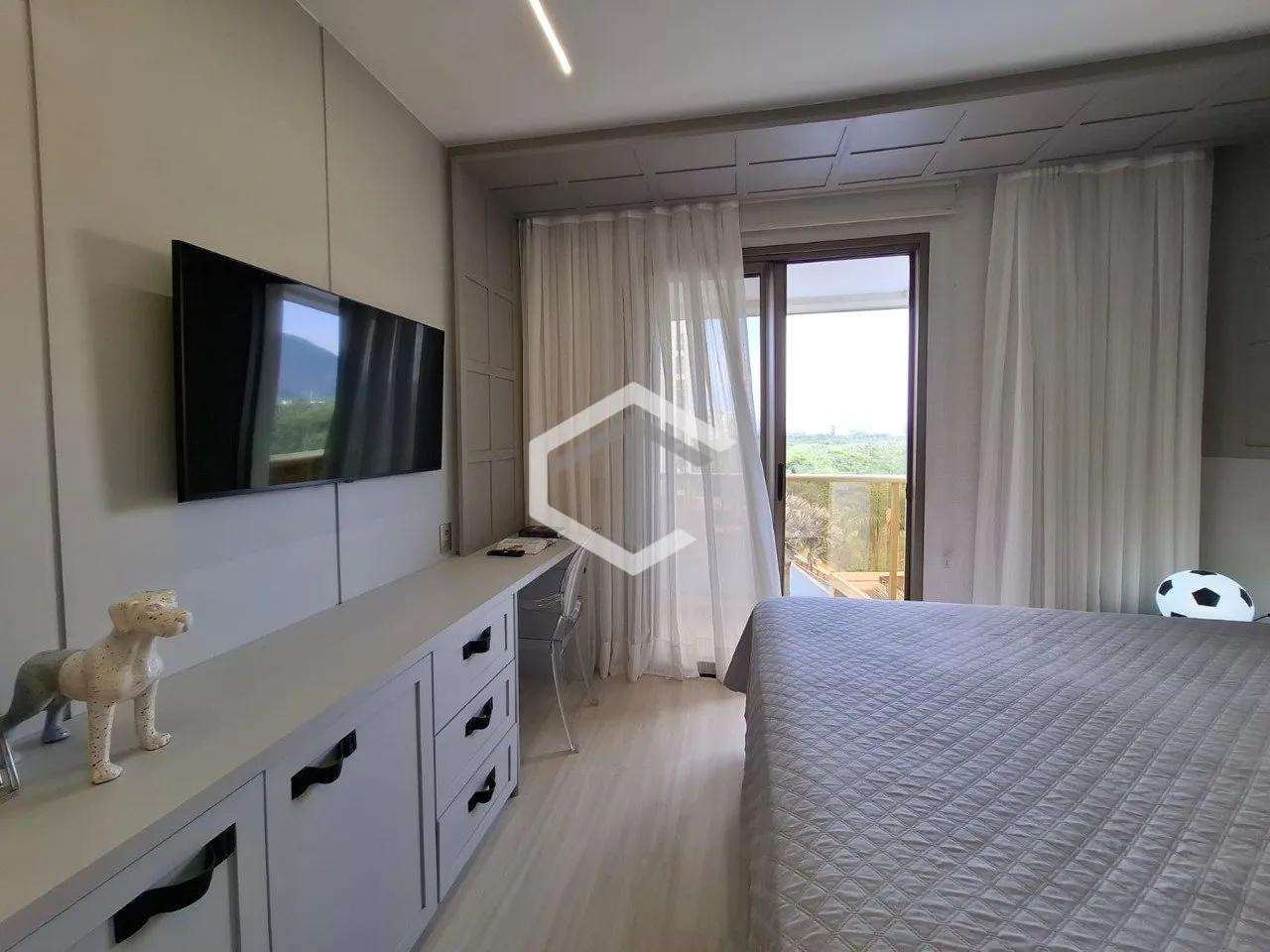 217 m² apartment with a mountain view and a private pool — photo 59