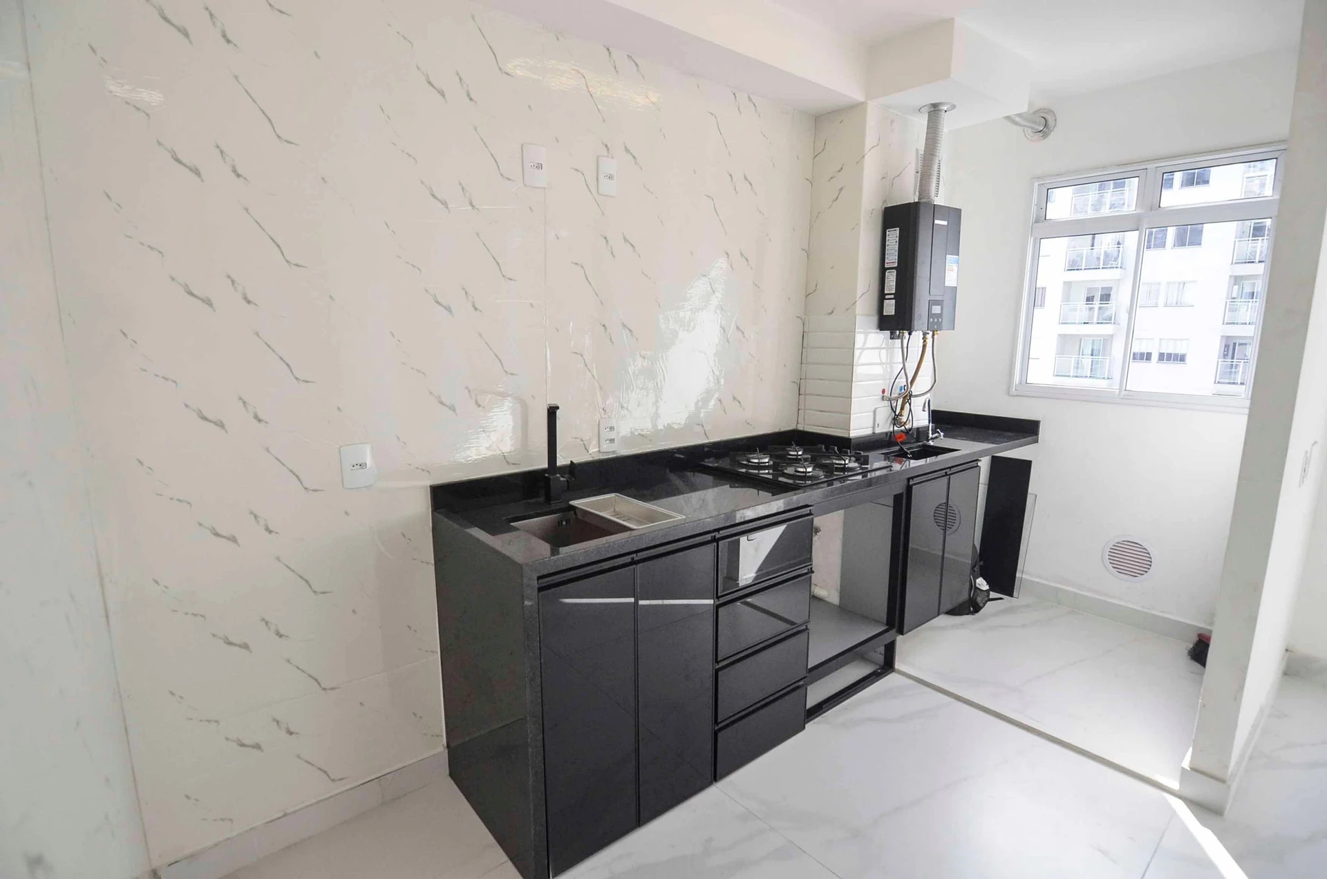 Apartamento de 2 quartos com varanda fechada de vidro — photo 16