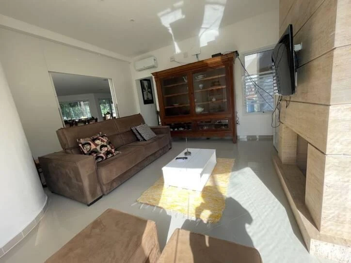 Ventanales de piso a techo y 4 dormitorios: casa de 400 m² — photo 16