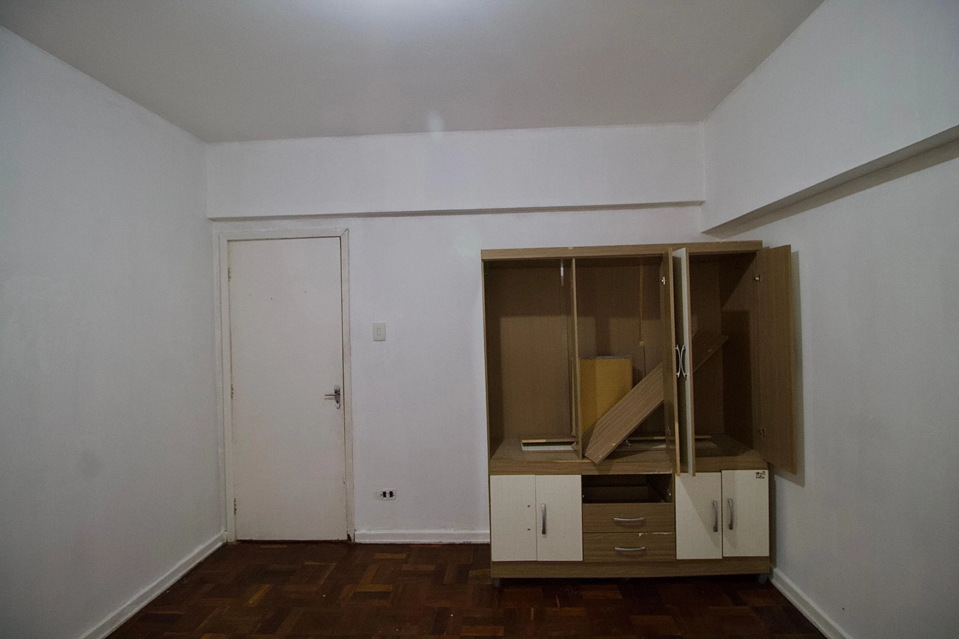 Wood or laminate floors in a 2-bedroom apartment, 72 m² — photo 7