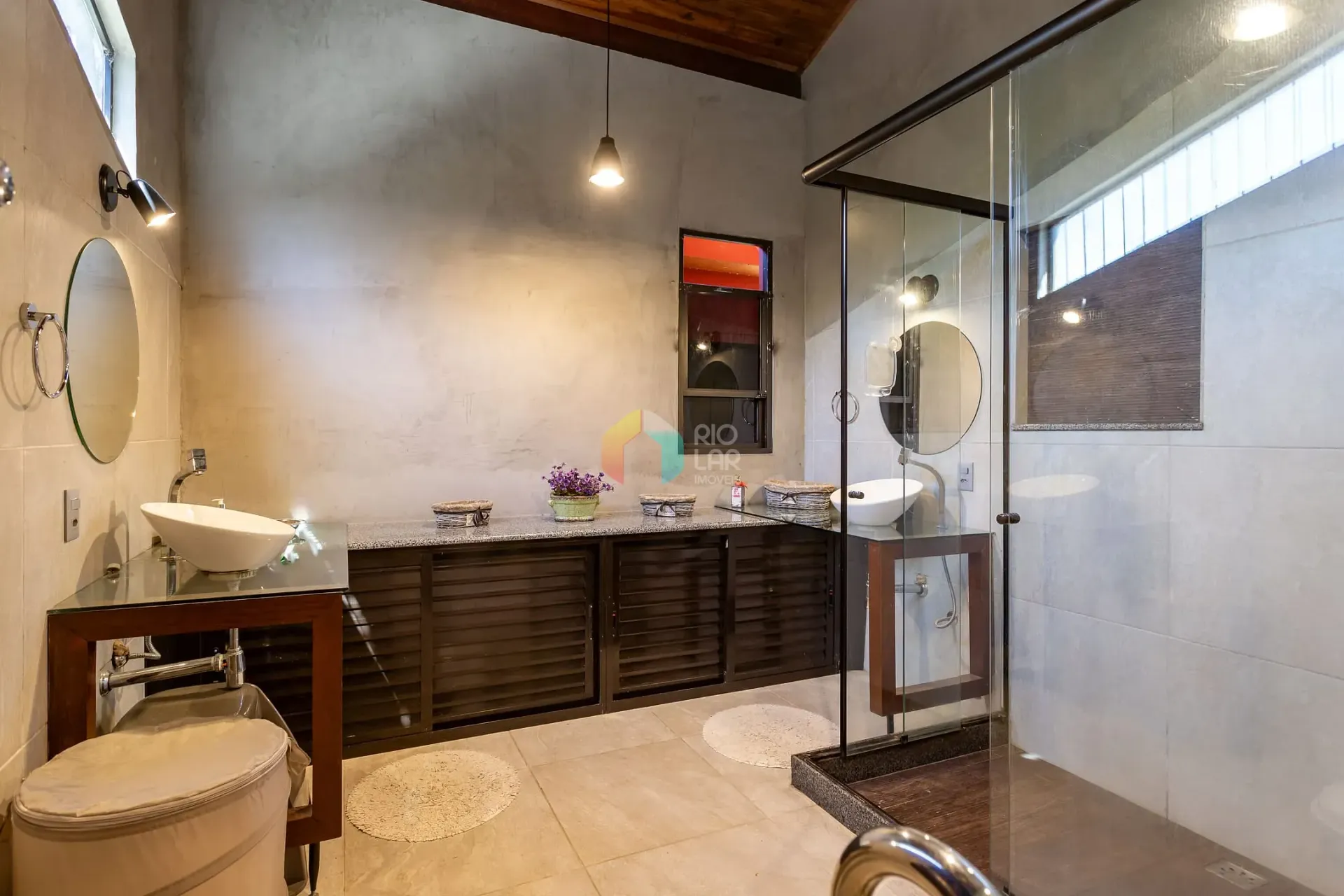 392 m² house with a home office and a grill on the balcony — photo 15