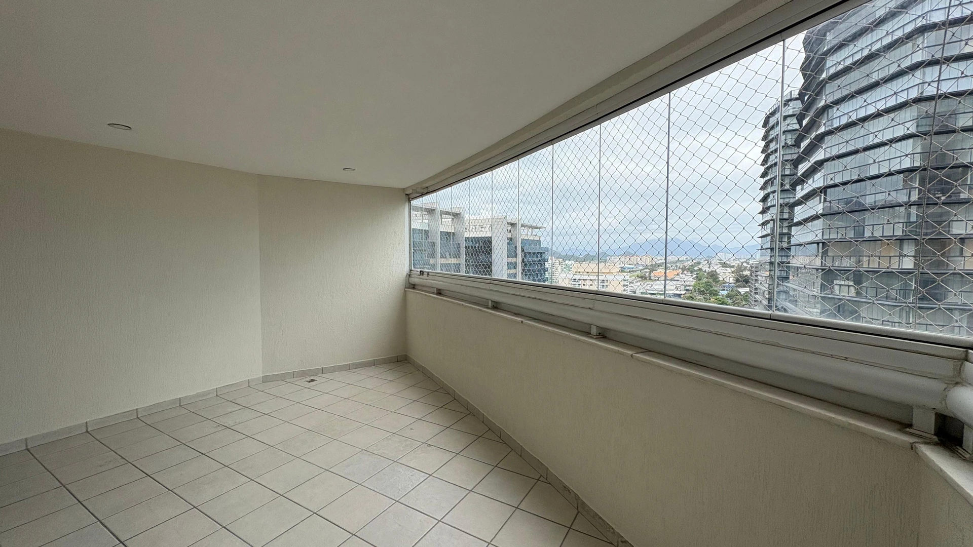 Floor-to-ceiling windows in a 3-bedroom apartment, 105 m² — photo 23