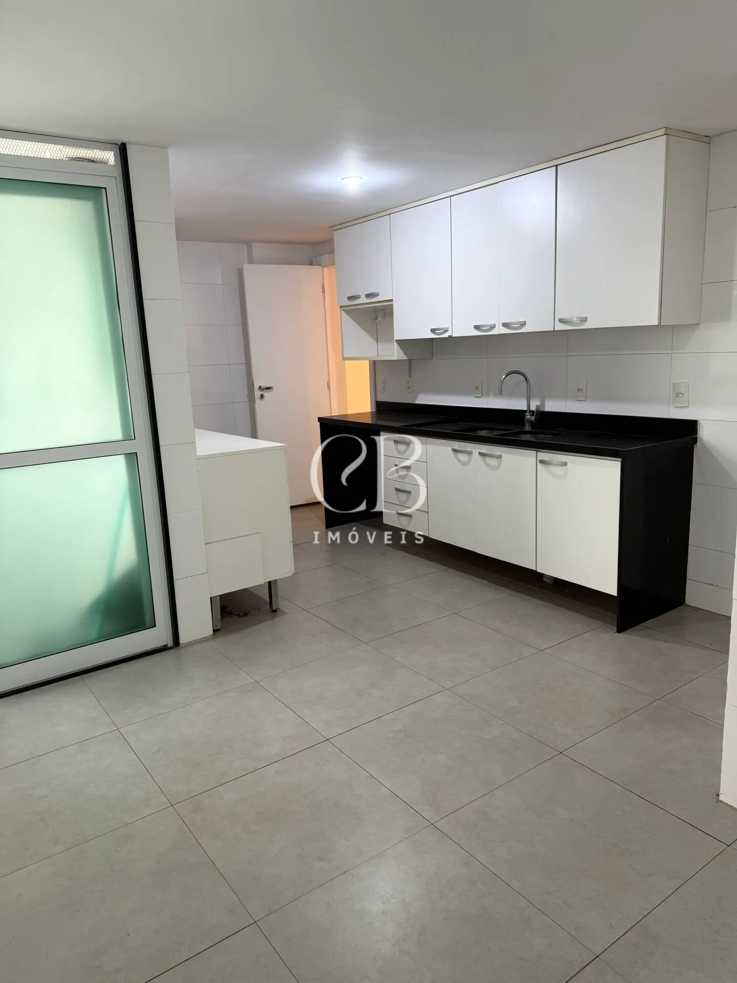 Apartment with 4 bedrooms and a balcony in great condition — photo 37