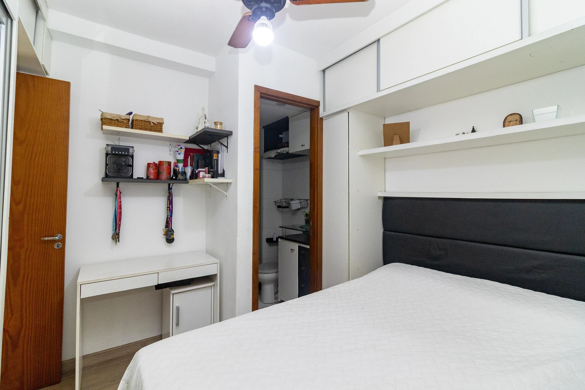 Furnished 2-bedroom apartment with balcony — photo 17