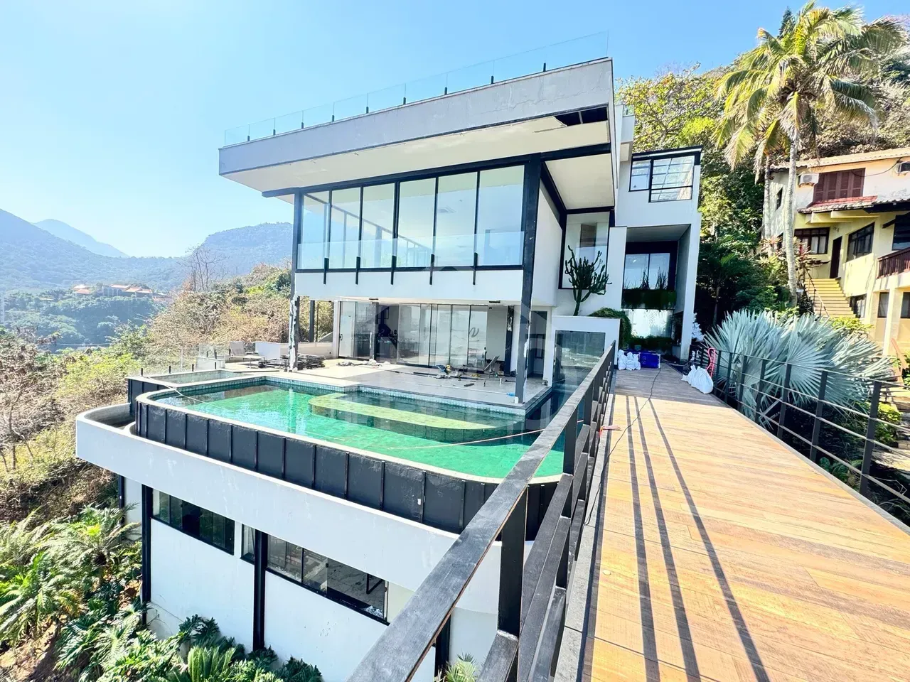 House with 7 en-suite bedrooms and a private balcony — photo 2
