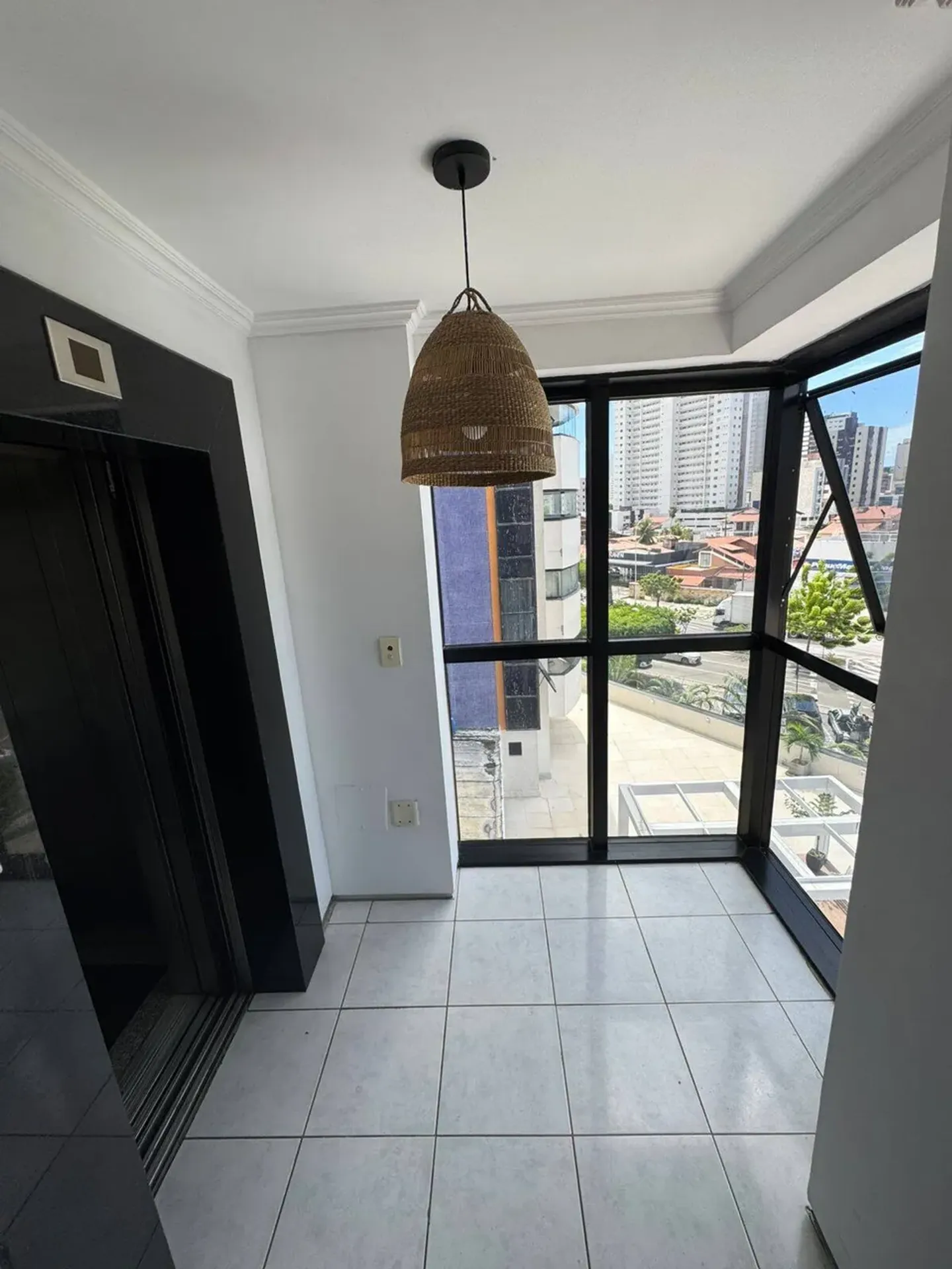 4-bedroom apartment in a building with a pool — photo 14