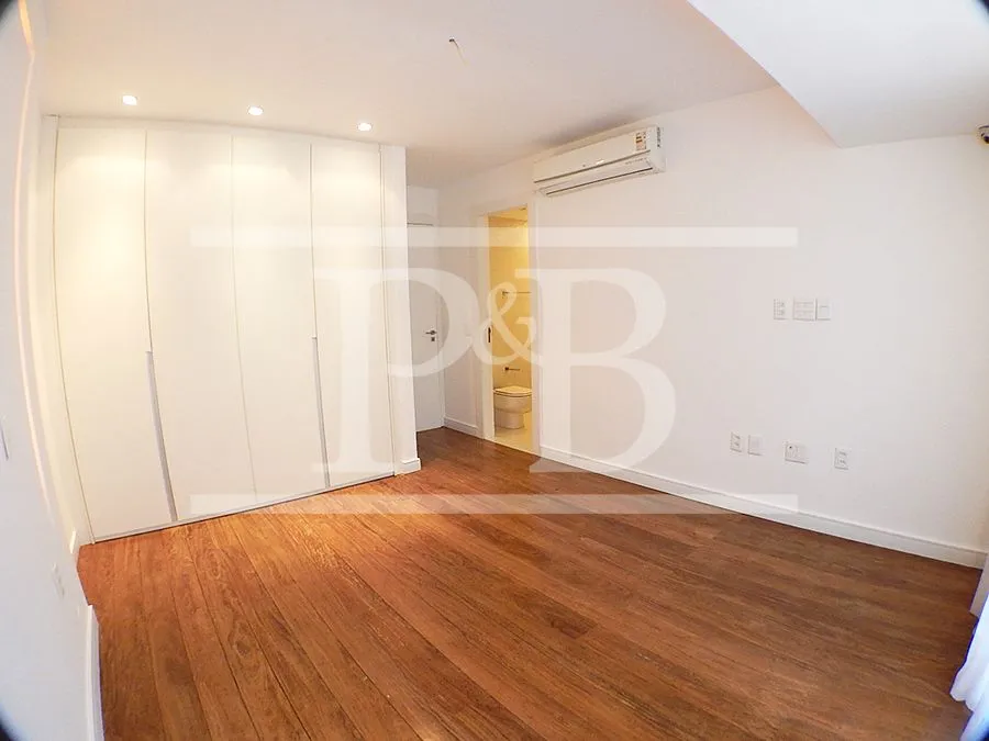 4-bedroom apartment with glassed-in balcony — photo 25