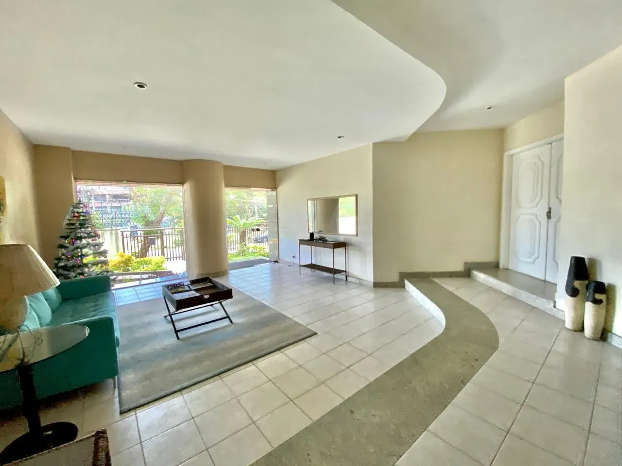 Furnished 369 m² apartment with a closed kitchen — photo 12