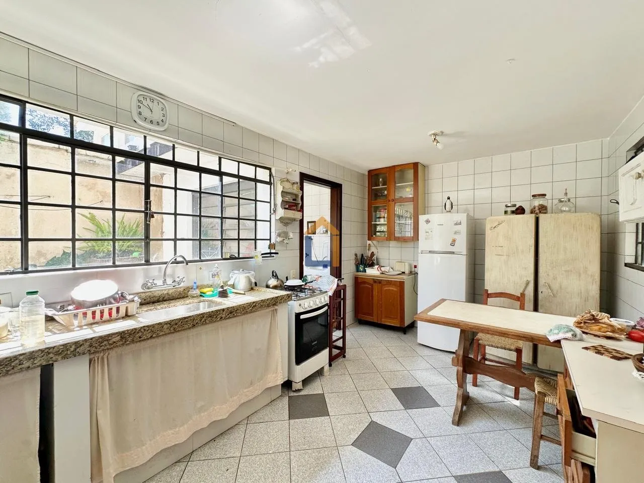 400 m² house with floor-to-ceiling windows and a fireplace — photo 21