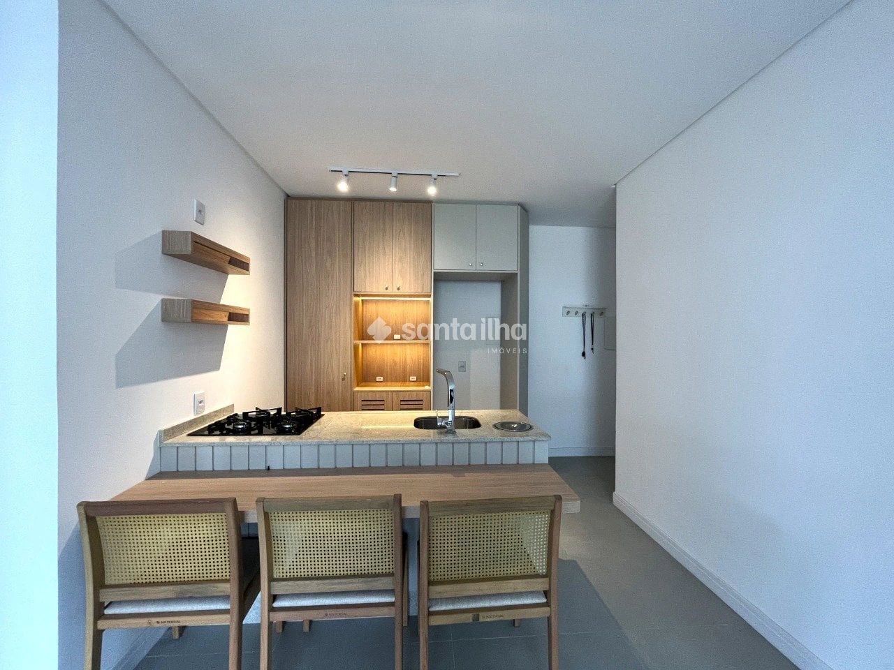 Balcony with a grill in a 2-bedroom apartment, 59 m² — photo 8