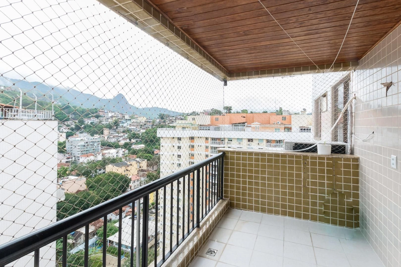 4-bedroom apartment with a mountain view in Rio de Janeiro — photo 5