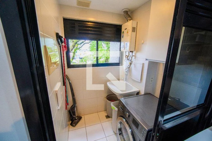 Furnished apartment, 65 m², with a glass-enclosed balcony — photo 9