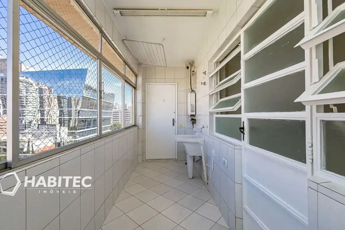 4-bedroom apartment with 2 bathrooms and a balcony — photo 38