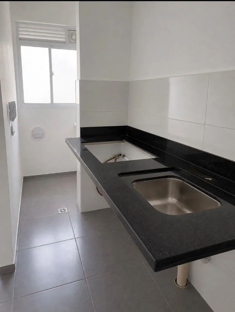 Apartamento com 2 quartos e 2 banheiros; fogão a gás na cozinha