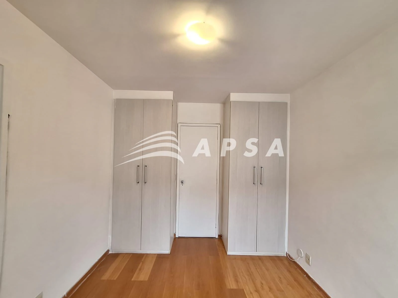 Деревянный пол или ламинат и 2 спальни: квартира 80 м² — photo 10
