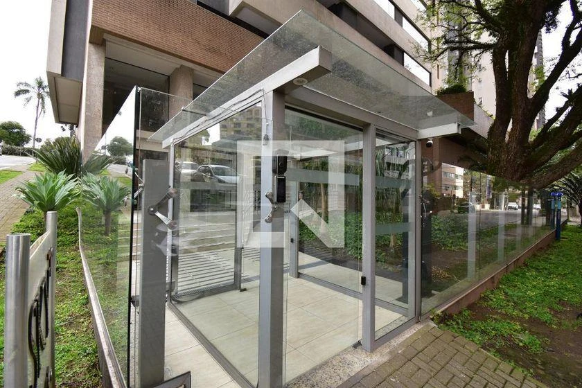 Glass-enclosed balcony in a one-bedroom apartment, 48 m² — photo 43