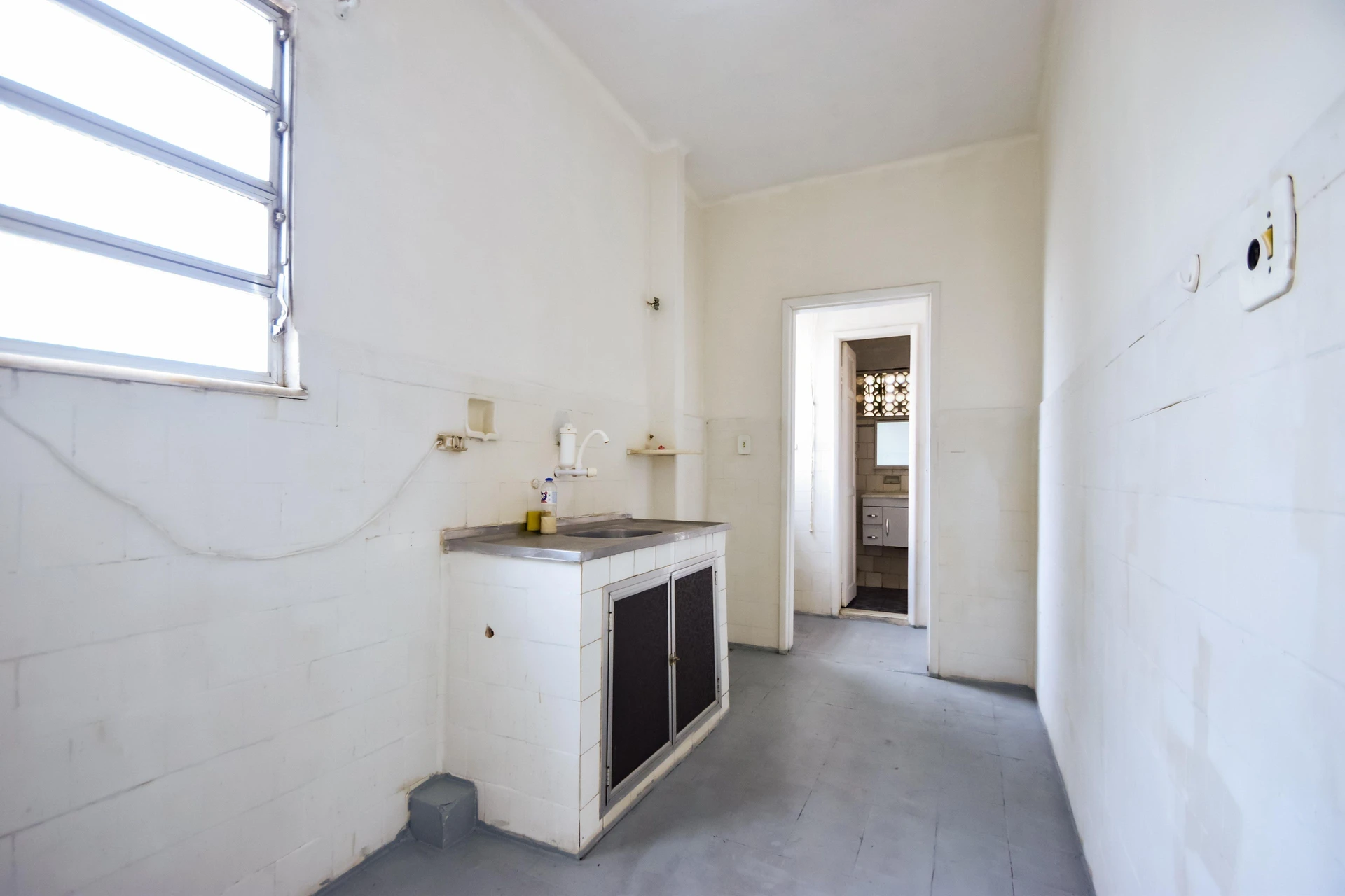 Apartamento de 1 quarto com piso de madeira ou laminado
