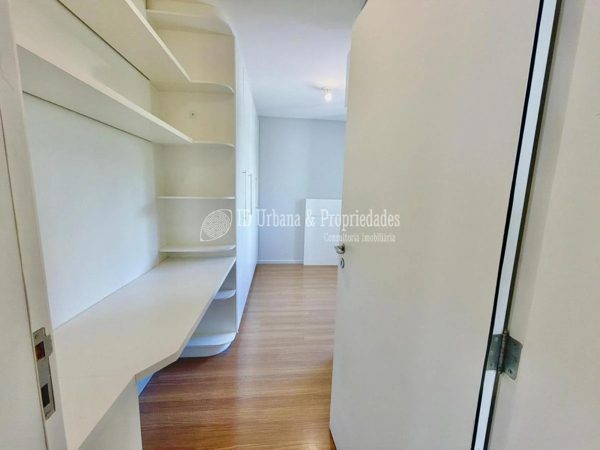 3-bedroom apartment in a building with a pool — photo 3