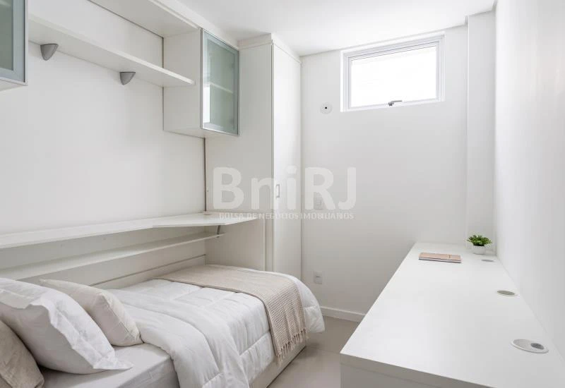 3-bedroom apartment in a building with a pool — photo 34