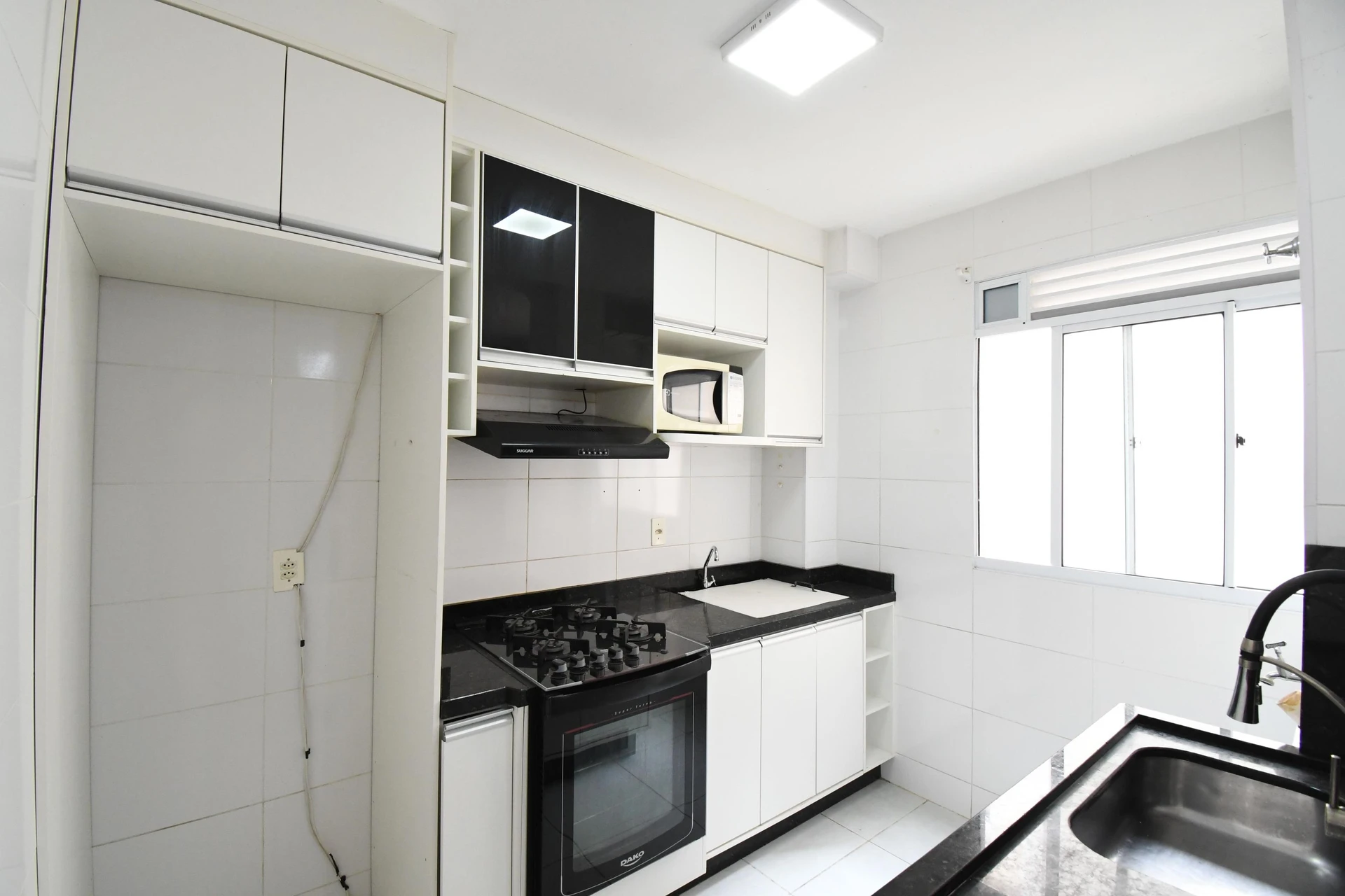 2-bedroom apartment in a building with a gym — photo 4