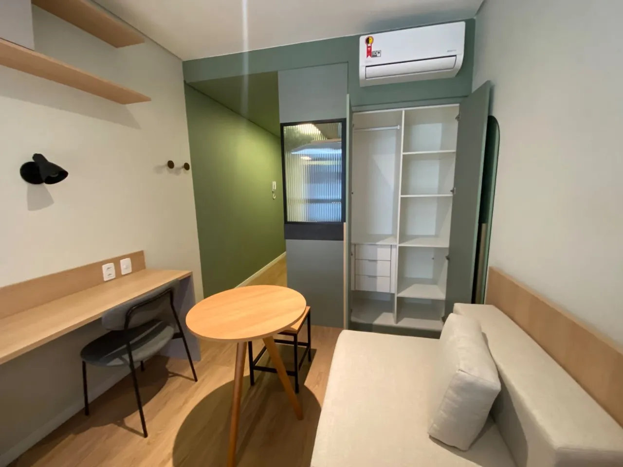 One-bedroom apartment with a mountain view in Florianópolis — photo 9
