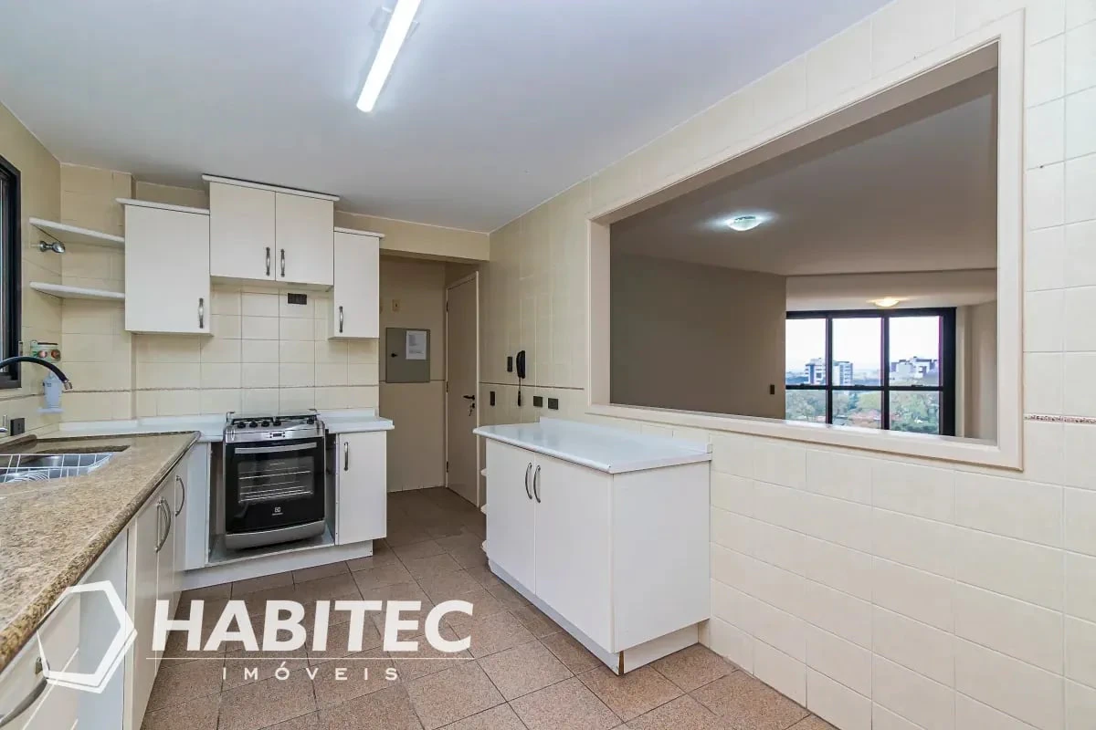 3-bedroom apartment with wood or laminate floors — photo 23