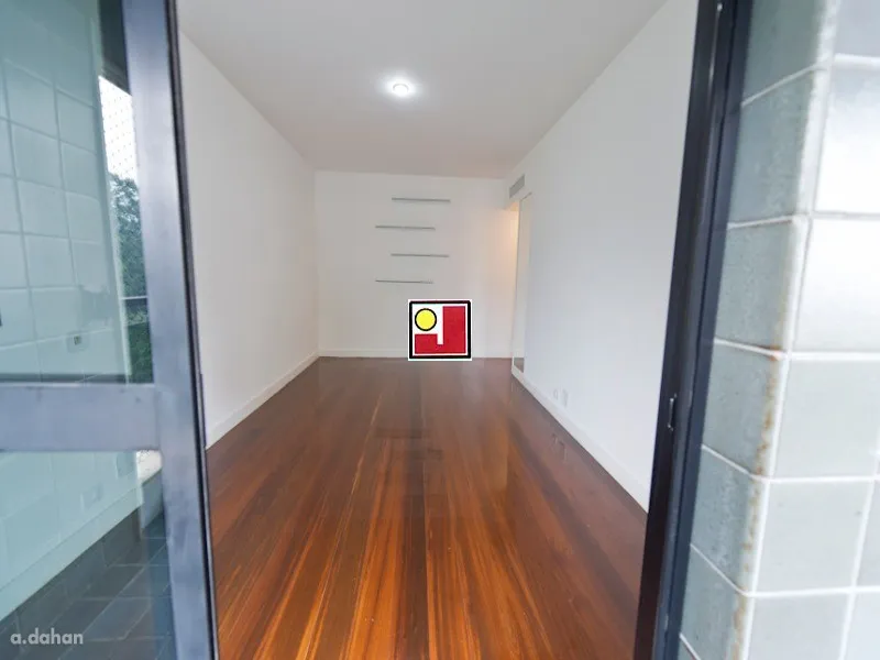 4-bedroom apartment with a glass-enclosed balcony — photo 17
