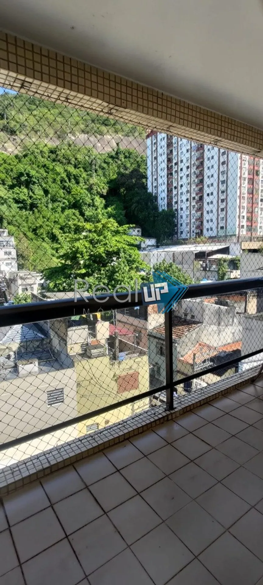 Unfurnished apartment with 3 bedrooms and a glazed balcony — photo 18