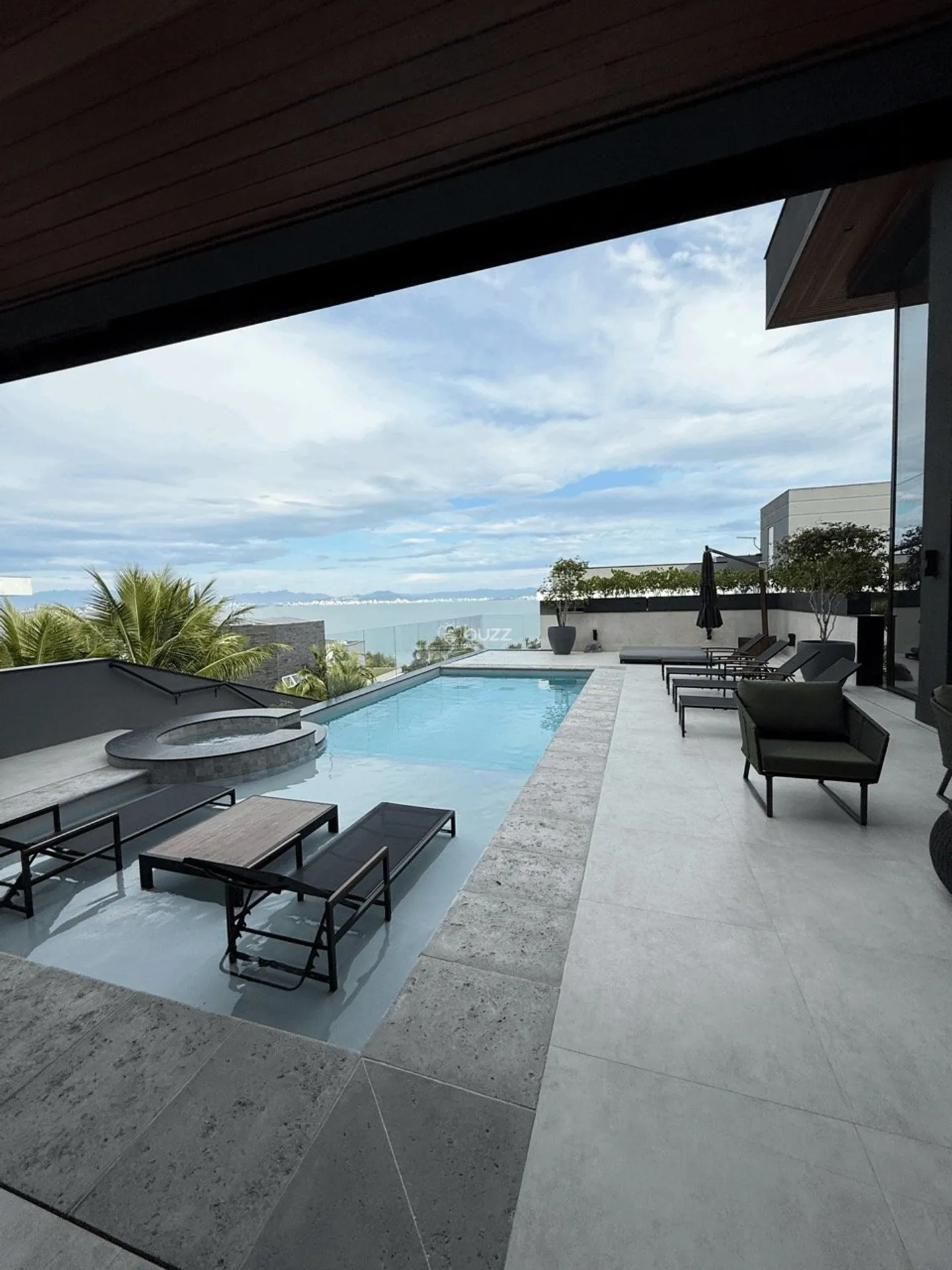 Furnished house, 561 m², with a water view — photo 11