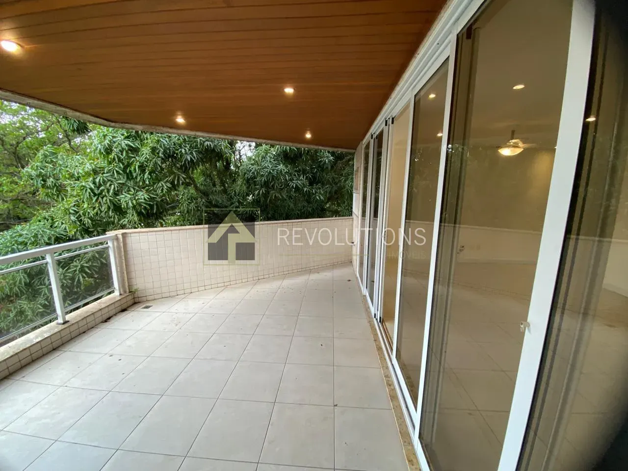 Apartamento de 3 quartos com 5 banheiros e cozinha fechada — photo 4